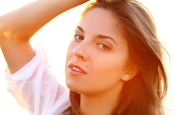 Retrato Mujer Joven Hermosa Luz Del Atardecer —  Fotos de Stock