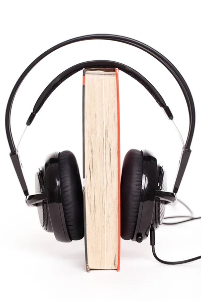 Büyük Kulaklıklar Beyaz Arka Planda Bir Kitap — Stok fotoğraf