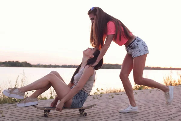 Een Vriend Twee Leuke Meisjes Straat — Stockfoto