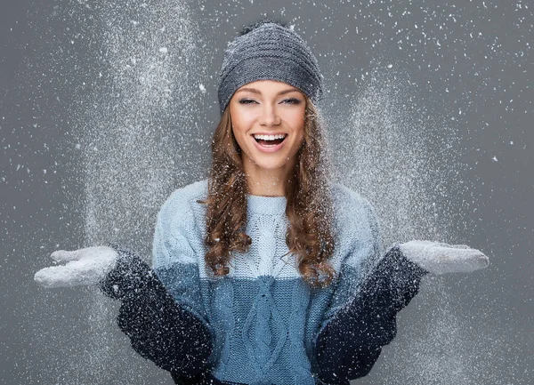 Menina Bonito Está Feliz Ver Flocos Neve — Fotografia de Stock