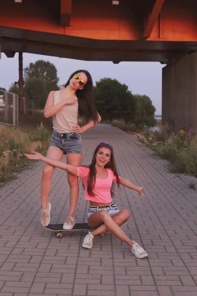 Bff Zwei Süße Mädchen Auf Der Straße — Stockfoto