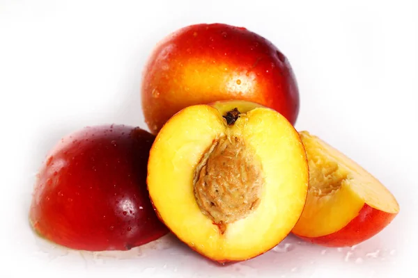 Νωπά Και Υγρά Φρούτα Της Νεκταρίνης Που Απομονώνονται Λευκό — Φωτογραφία Αρχείου