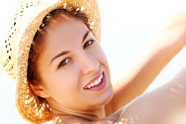 Retrato Mujer Feliz Sombrero Paja Playa — Foto de Stock