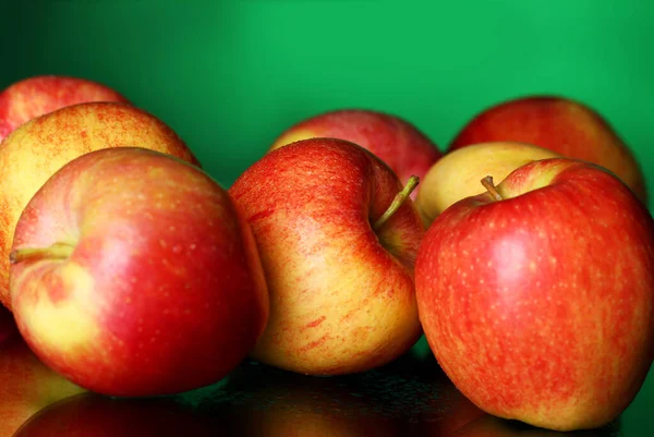 新鲜美味的苹果不受绿色渐变的影响 — 图库照片