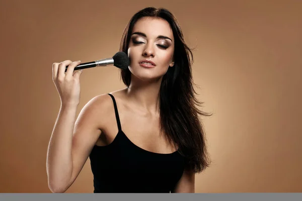 Hermosa Mujer Usar Cepillo Cara Aislado Sobre Fondo Marrón — Foto de Stock