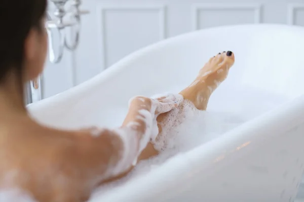 Hygiène Belle Fille Dans Une Baignoire — Photo