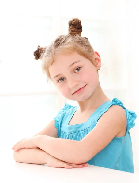 Menina Bonito Vestido Azul Casa — Fotografia de Stock