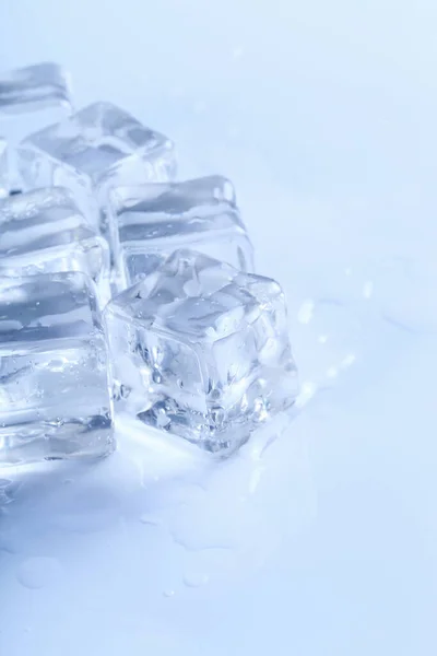 凍った水 テーブルの上の氷のキューブ — ストック写真