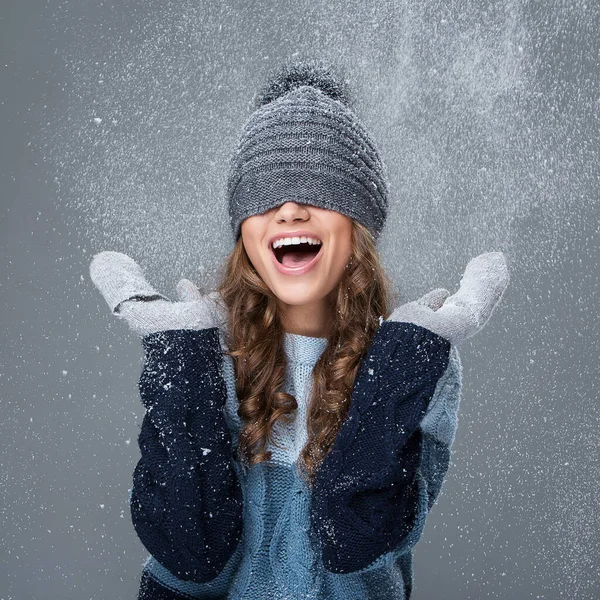 Linda Chica Está Feliz Ver Copos Nieve — Foto de Stock
