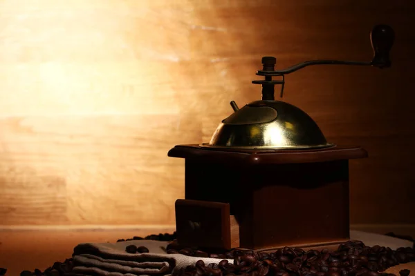 Старая Кофемолка Деревянном Фоне — стоковое фото