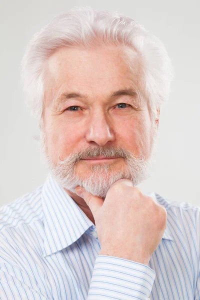 白い背景で隔離のひげを持つハンサムな老人 — ストック写真