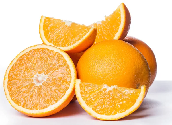 Algunas Naranjas Cortadas Rodajas Enteras Juntas Sobre Fondo Blanco — Foto de Stock