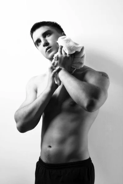 タオルで若いと筋肉の男の肖像 — ストック写真