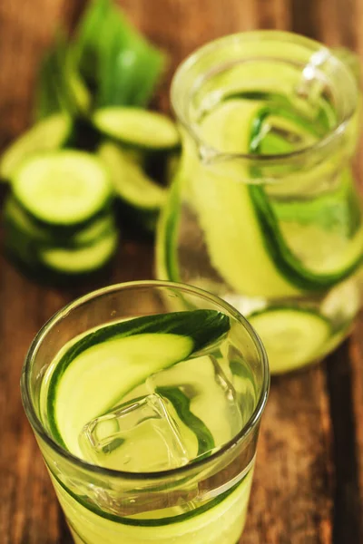 Ahşap masada ferahlatıcı içecek.