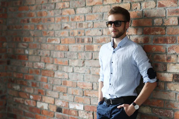 Moda. Güneş gözlüklü yakışıklı adam.