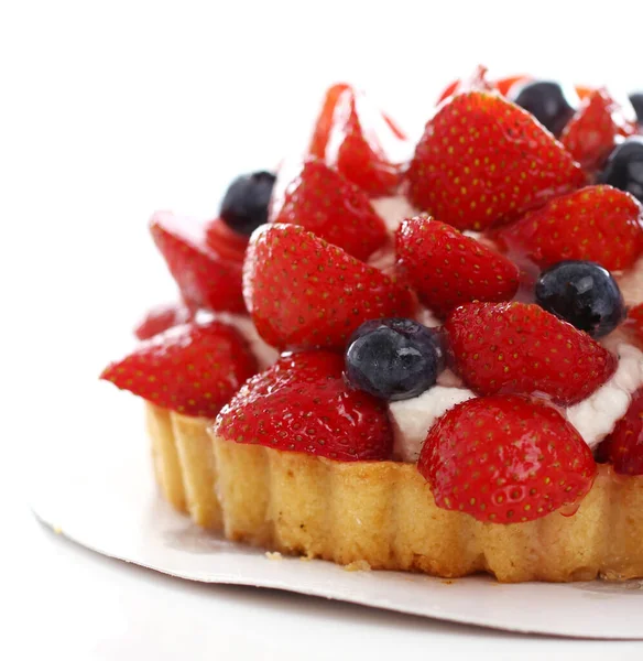 新鲜美味的蛋糕 带有草莓和蓝莓 背景为白色 — 图库照片