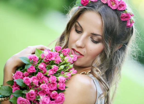 Parkta Elinde Bir Buket Çiçek Tutan Güzel Bir Kızın Portresi — Stok fotoğraf