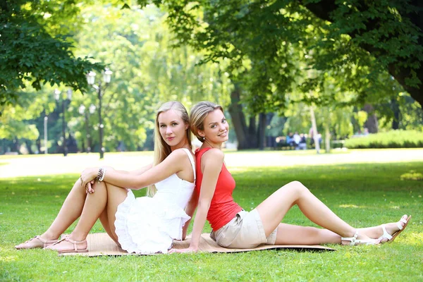 Retrato Duas Meninas Que Estão Divertindo Muito Parque Eles Estão — Fotografia de Stock