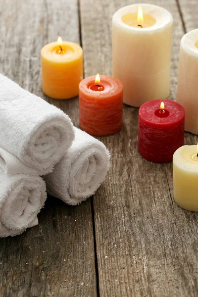 Aromatherapie Kerzen Und Wellness Objekte Auf Dem Tisch — Stockfoto