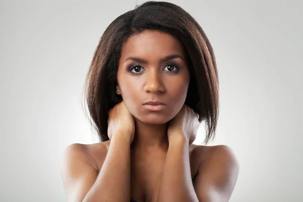 Retrato Perto Uma Bela Mulher Pele Escura Com Ombros Nus — Fotografia de Stock