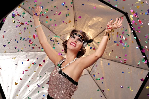 Lüks aksesuarları olan çekici bir kadının portresi.