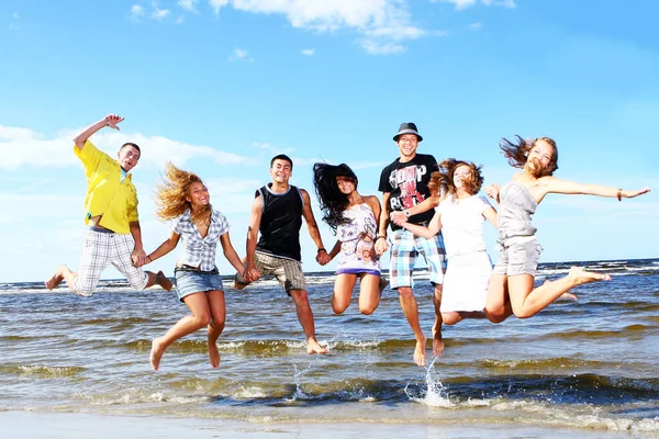 Adolescentes Felizes Tendo Descanso Mar — Fotografia de Stock