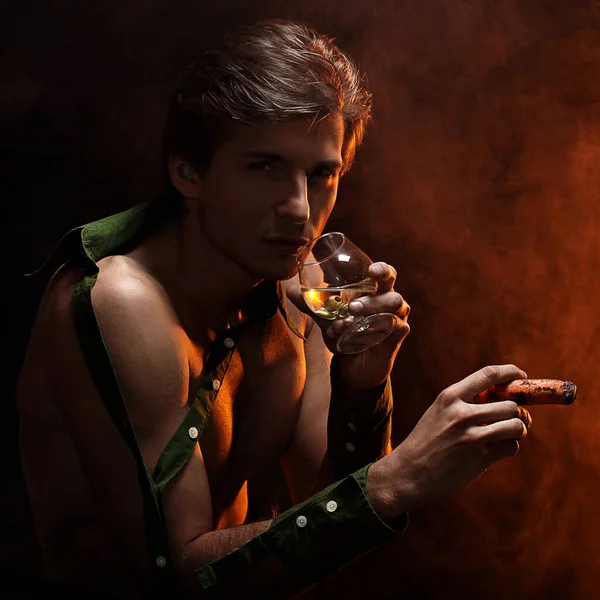 ハンサムな男裸の胴体喫煙葉巻 飲むワインの芸術的な写真 — ストック写真