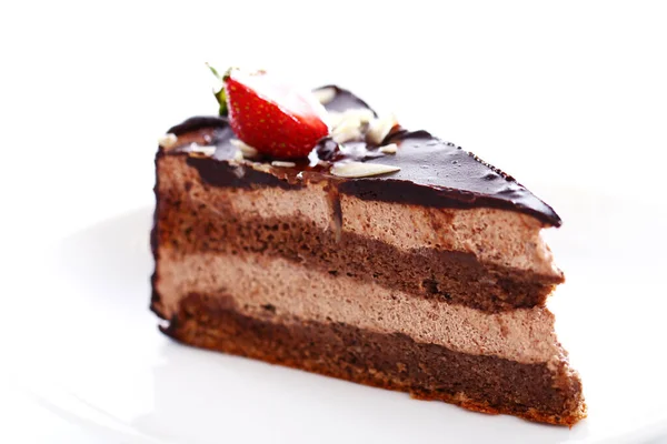 Scheibe Leckerer Schokoladenkuchen Mit Erdbeere Auf Weißem Hintergrund — Stockfoto