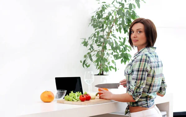 Mulher Feliz Preparando Uma Salada Saudável Casa — Fotografia de Stock