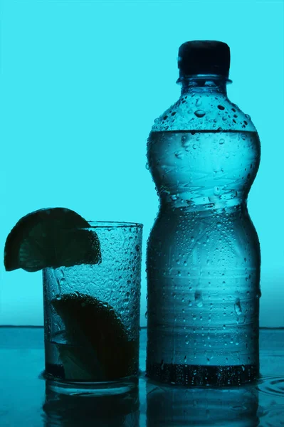 Silhouet Van Fles Glas Blauwe Achtergrond — Stockfoto