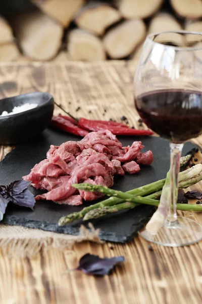 Cocinar Preparar Carne Cruda Sobre Mesa —  Fotos de Stock