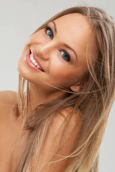 Vacker Ung Kaukasiska Kvinna Med Naturlig Makeup Över Grå Bakgrund — Stockfoto