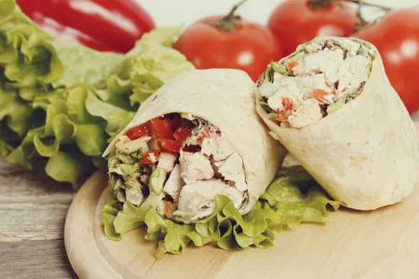 Comida Saludable Deliciosa Envoltura Pollo Con Verduras —  Fotos de Stock