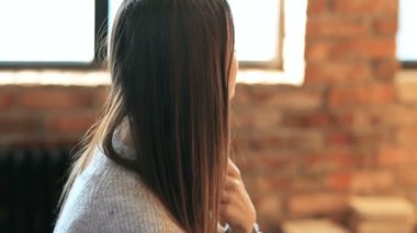 Evde poz veren kadın 