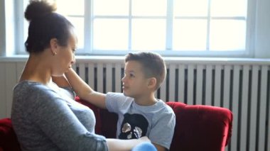 Evde oğlu olan sevgi dolu bir anne.