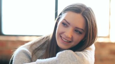 Evde poz veren kadın 