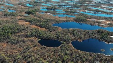 Göldeki güzel adaların hava görüntüsü. 