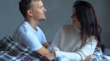 İlişki. Evdeki güzel çift