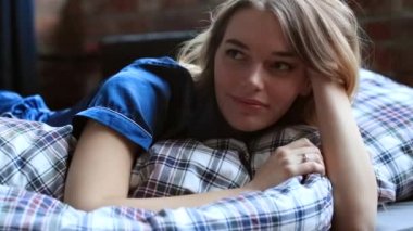 Sabahları yatakta yatan bir kadın.