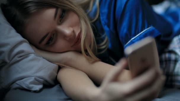 Młoda Kobieta Pomocą Smartfona Podczas Relaksu Przytulnej Kanapie Pokoju — Wideo stockowe