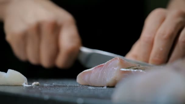 Chef Feminino Cortando Peixe Com Uma Faca Cozinha — Vídeo de Stock