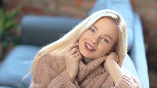 Genç Güzel Bir Kadın Evde Dinleniyor — Stok video