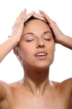 Beyaz arka planda ıslak yüzlü güzel bir kadın.