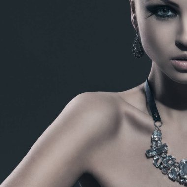 Midilli ve makyajlı güzel beyaz kadın.