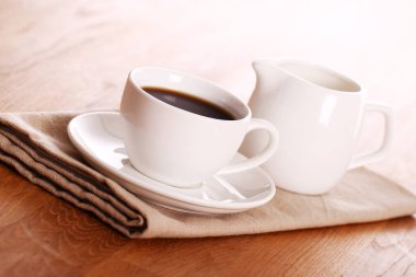 Bir fincan sıcak sade kahve.