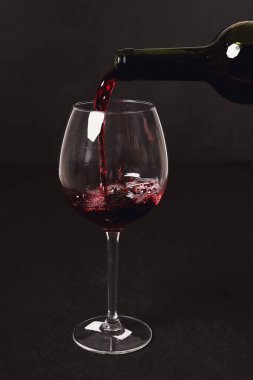 Alkolik içki. Kırmızı şarap dökülüyor.