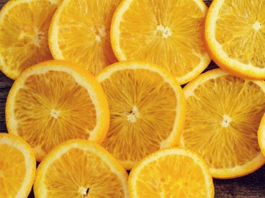 Ahşap masada lezzetli portakal