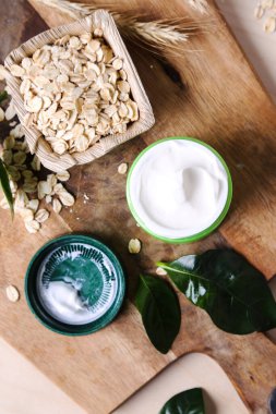 Masada lezzetli yoğurt var.