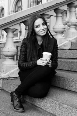 merdivenlerde genç ve güzel esmer