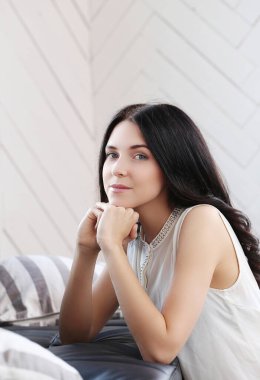 Güzel esmer kadın evde poz